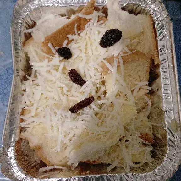 Tambahkan keju dan kismis untuk topping, sesuaikan dengan selera untuk topping.