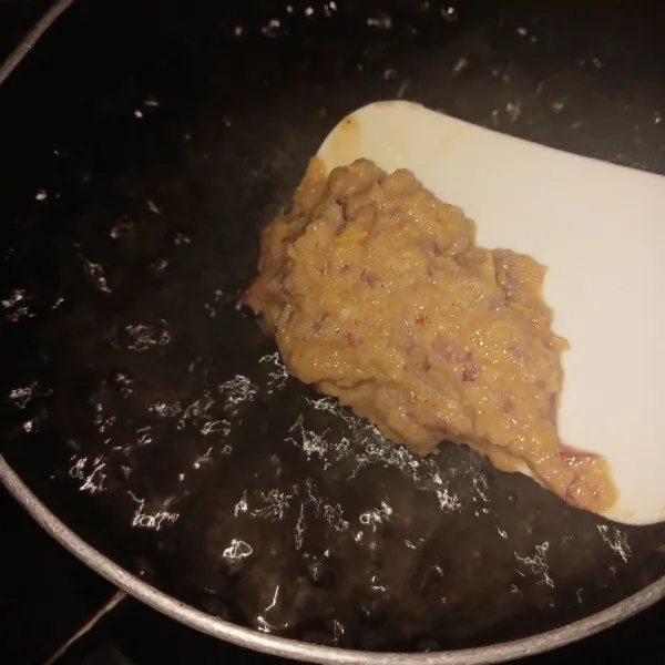 Didihkan air, lalu masukkan bumbu halus dan masak selama 5 menit agar bumbu matang dan tidak bau langu.