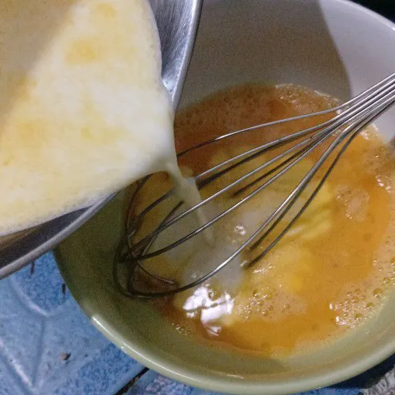 Campurkan kocokan telur dan susu yang sudah di campur dengan margarin.