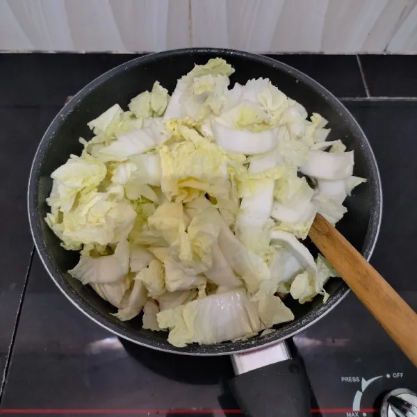 Masukkan sawi putih, lalu tumis hingga tercampur rata dan layu.