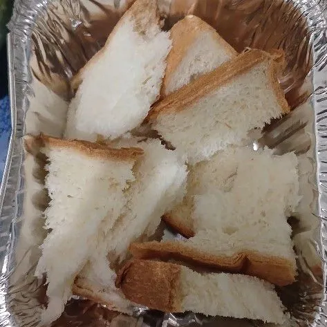 Potong 2 lembar roti tawar dan masukkan ke alumunium foil.