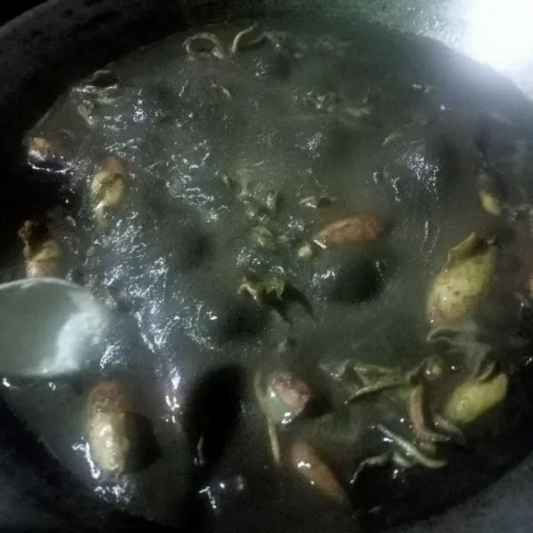 Setelah matang, bumbui dengan garam, penyedap rasa, dan kaldu bubuk. Aduk hingga larut.