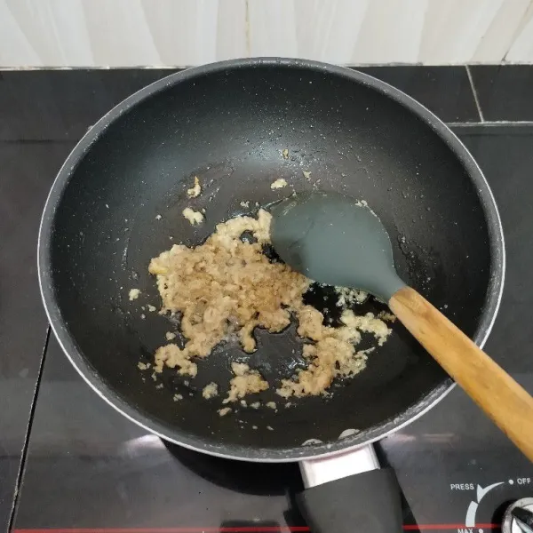 Tumis bumbu halus dengan minyak goreng hingga bumbu matang.