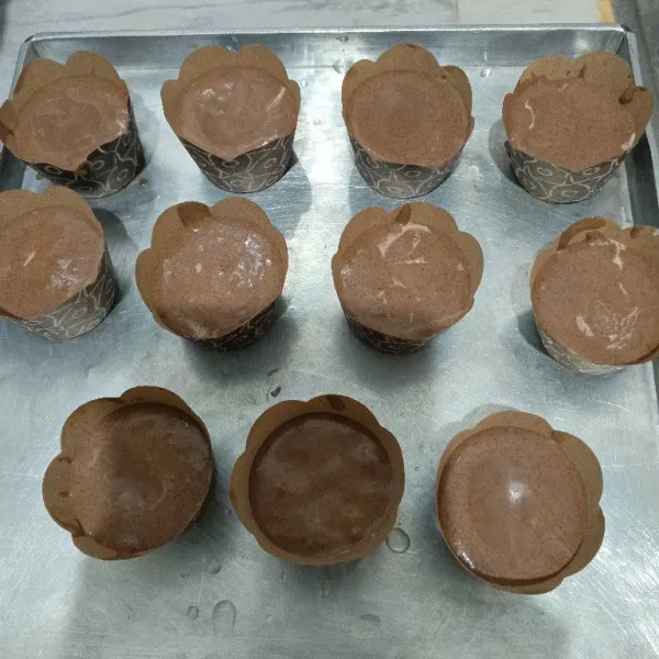 Tuangkan adonan ke dalam paper cup.