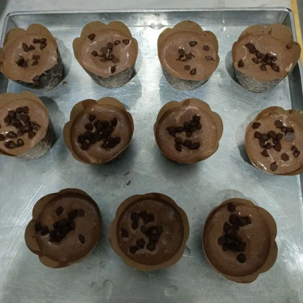 Tambahkan choco chips. Panggang dalam oven dengan suhu 180°C selama 15 menit sampai matang.