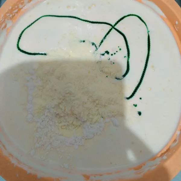 Tambahkan susu bubuk, pasta pandan, baking powder, dan tepung terigu sebagai bahan kering. Mixer dengan kecepatan rendah sampai rata.