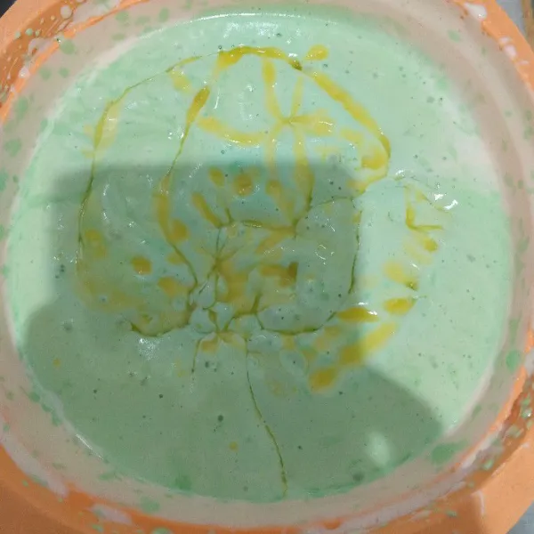 Tambahkan margarin, minyak sayur, dan white cooking chocolate sebagai bahan A, lalu aduk kembali dengan spatula.