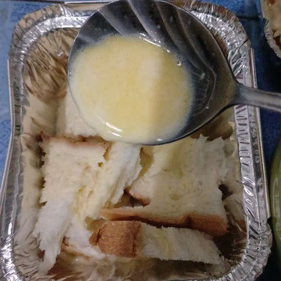 Siram roti tawar dengan adonan susu tadi.
