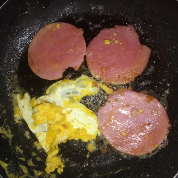 Panggang juga smoked beef dan telur hingga matang.