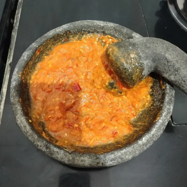 Kemudian, ulek sambal hingga halus.