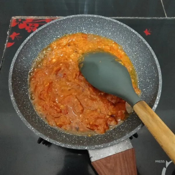 Setelah itu, tumis sambal dengan minyak sisa menggoreng tadi, hingga sambal matang.