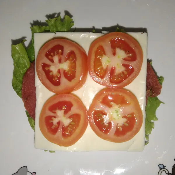 Tata selada, smoked beef, keju slice, dan tomat.