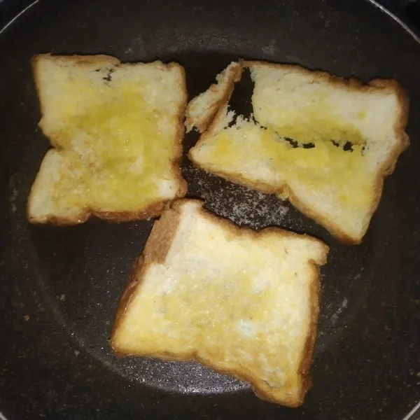 Panggang roti di pan dengan mentega hingga matang.