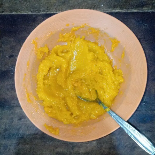 Lumatkan labu kuning dengan sendok.