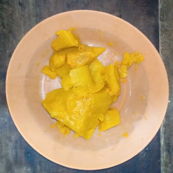 Kupas labu kuning, lalu cuci bersih dan kukus hingga matang.