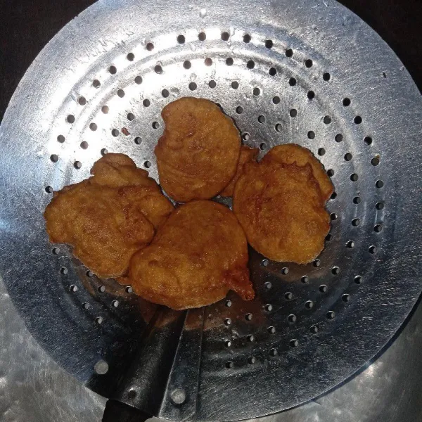 Apabila sudah kuning kecokelatan. Angkat dan tiriskan.