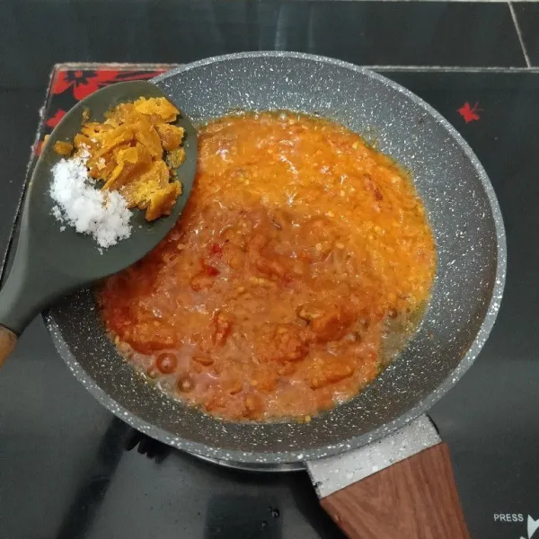Masukkan gula merah dan garam. Masak hingga gula larut.