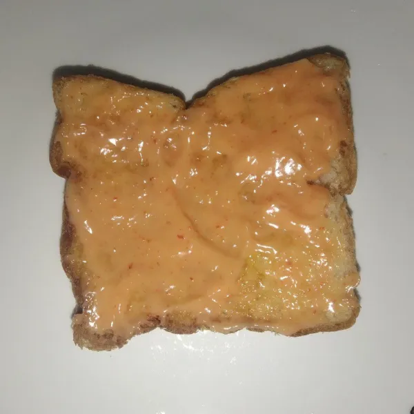 Oleskan saus dengan roti.