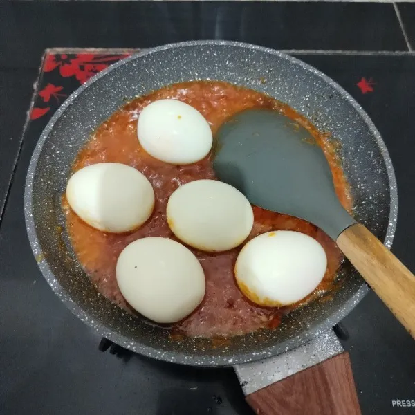 Masukkan telur, aduk rata perlahan. Masak hingga bumbu meresap.