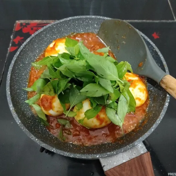 Lalu masukkan daun kemangi, aduk rata perlahan.