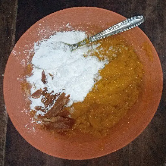 Masukkan tepung terigu, tepung tapioka, dan gula merah ke dalam wadah, lalu aduk hingga tercampur rata.