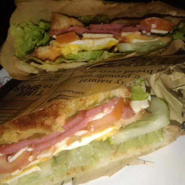 Bungkus dengan kertas roti dan potong-potong sesuai selera.