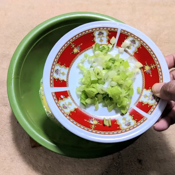 Masukkan irisan daun bawang.