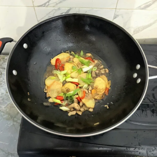 Tambahkan irisan daun bawang. Aduk sebentar dan angkat.
