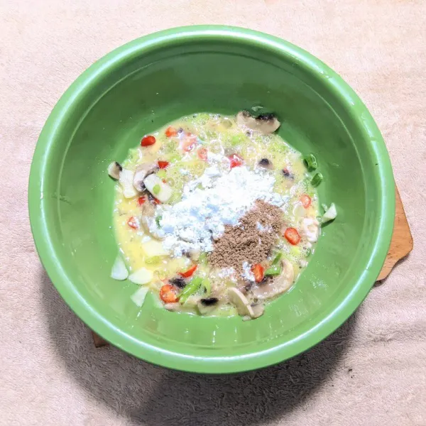 Tambahkan tepung maizena dan kaldu bubuk, lalu aduk hingga semua bahan tercampur rata.