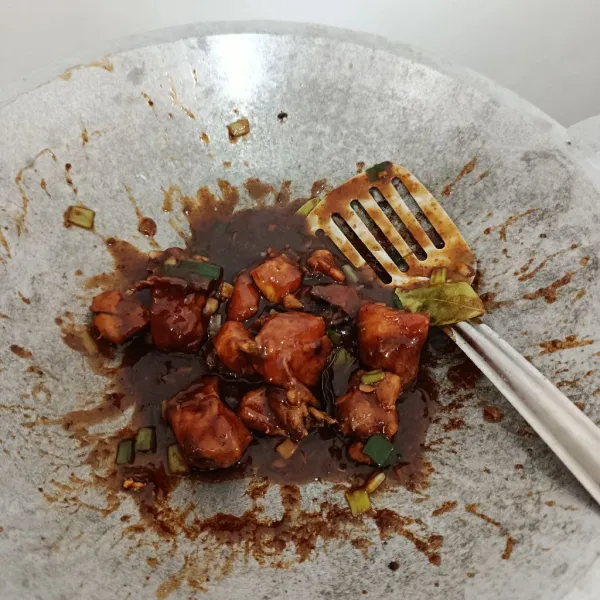 Masak hingga bumbu meresap, lalu matikan kompor dan sajikan dengan nasi hangat.