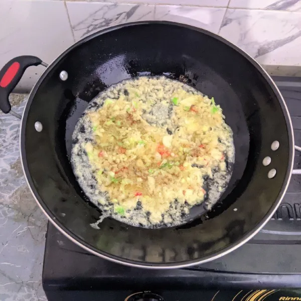 Panaskan minyak, lalu tuangkan adonan telur dan goreng hingga bagian bawah berwarna kecokelatan dan garing. Balik perlahan, lalu goreng sisi lainnya hingga matang sempurna. Angkat dan tiriskan.