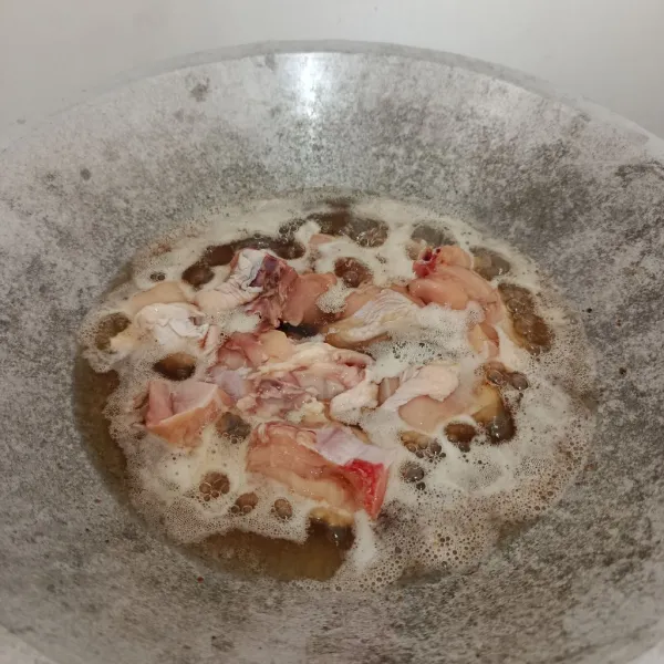 Goreng hingga matang, lalu bolak-balik agar matangnya merata.