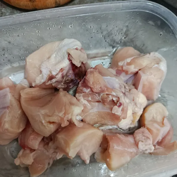 Potong-potong ayam sesuai selera.