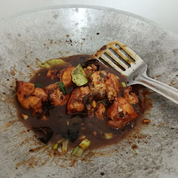 Masukkan kecap manis, kecap asin, minyak wijen, kaldu bubuk, tepung tapioka, saus extra pedas, dan air secukupnya sebagai bahan saus. Aduk hingga tercampur rata.