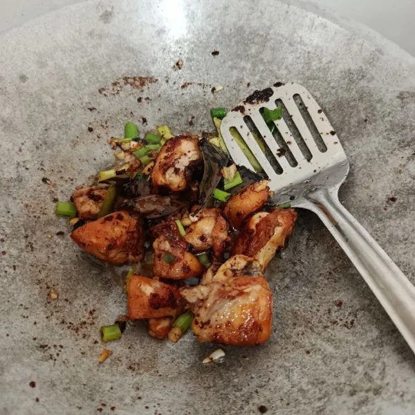 Masukkan daun bawang, daun jeruk, daun salam, dan ayam.