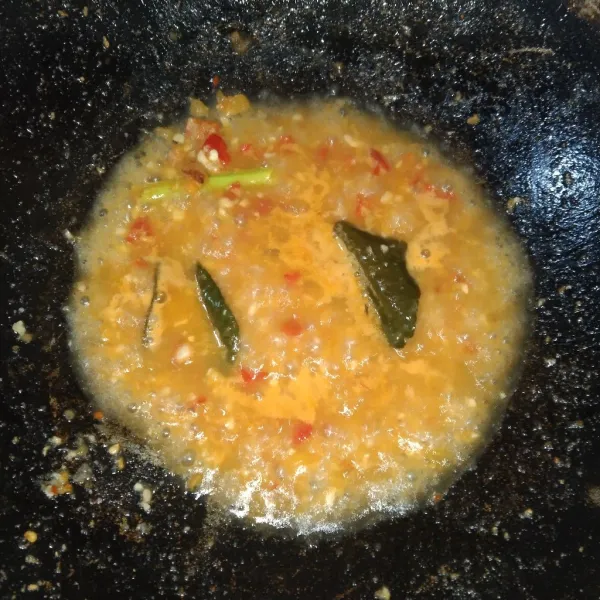 Tumis di wajan masukkan daun jeruk dan sereh aduk-aduk