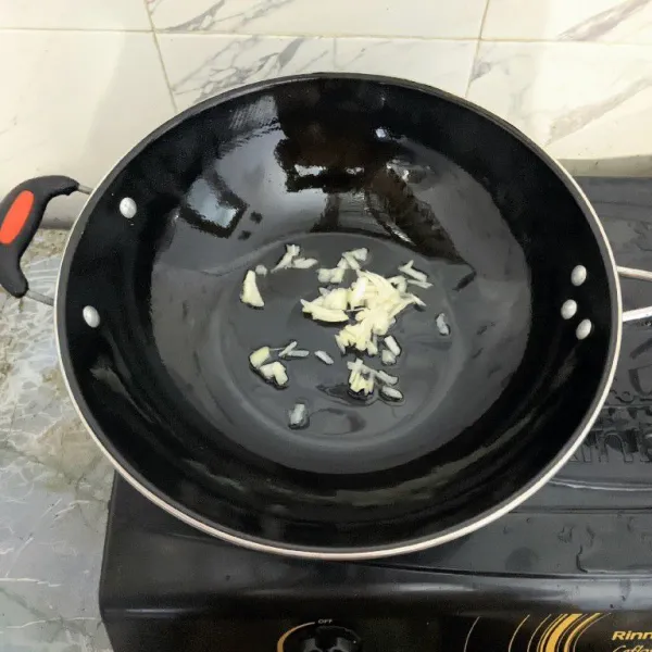 Tumis bawang putih hingga harum dan agak layu.