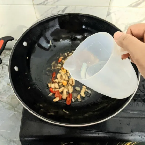 Tuangkan air dan masak hingga mendidih.