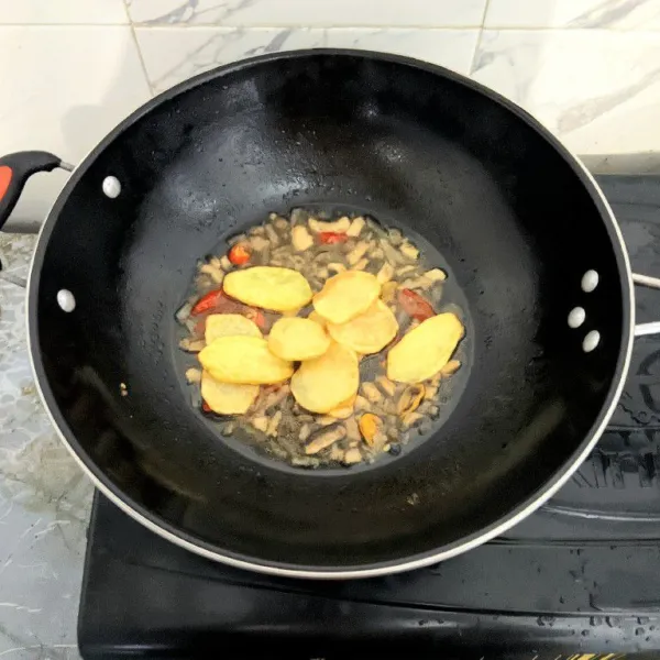 Masukkan kentang gorengnya, lalu aduk hingga bumbu meresap.