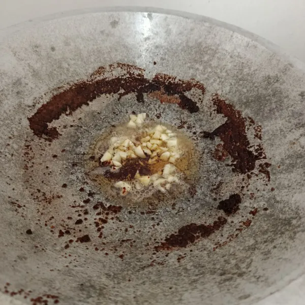 Tumis bawang putih hingga wangi.