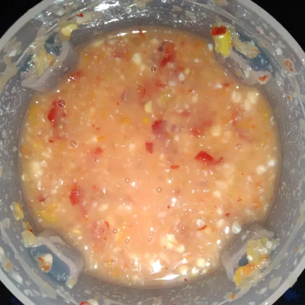 Blender cabe merah, bawang merah, bawang putih, kemiri, dan tomat hingga halus agak kasar jangan lupa kasih air