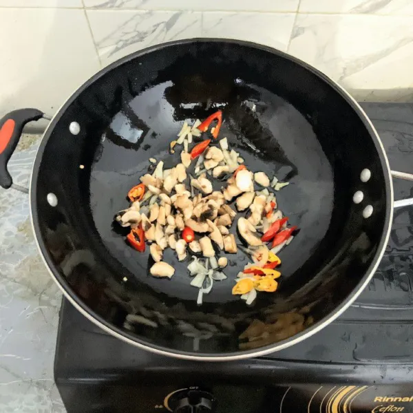 Masukkan jamur kancing.