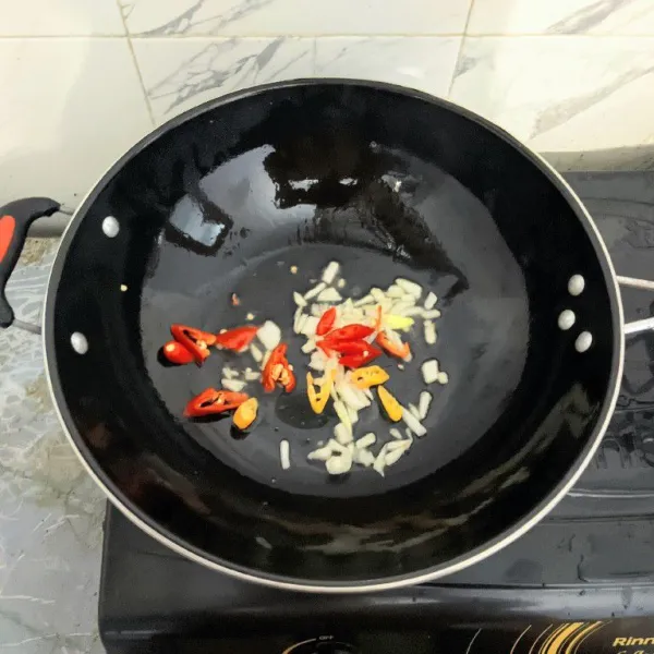 Tambahkan irisan cabe merah besar dan cabe rawit, lalu aduk hingga layu.