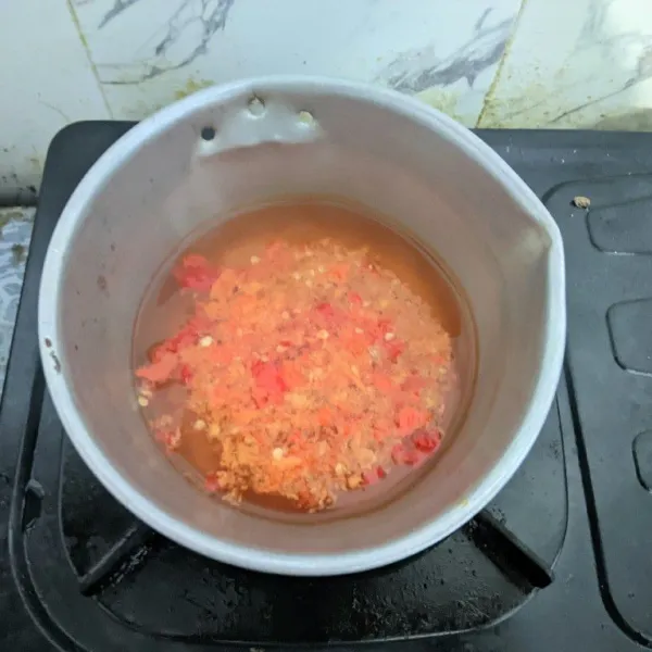 Panaskan air, lalu tambahkan bumbu halus. Aduk rata.