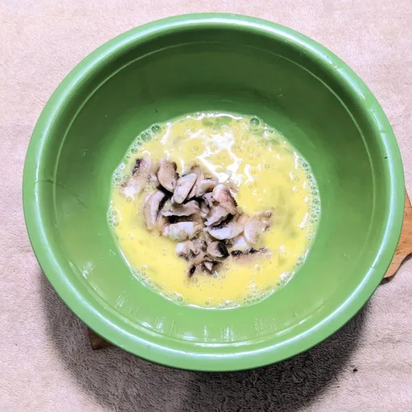 Masukkan jamur kancing.