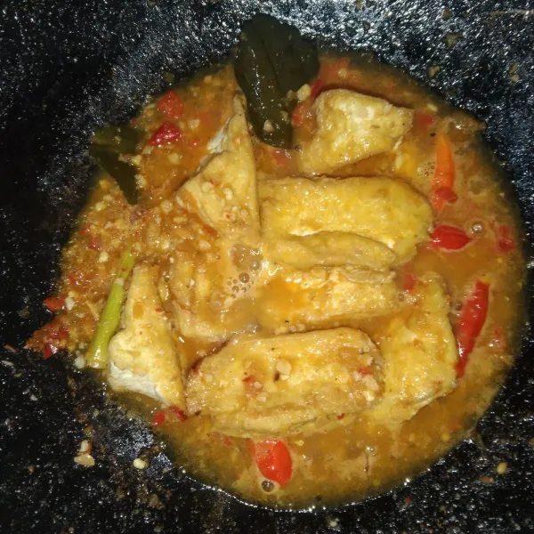 Lalu masukkan tahu dan kasih air aduk-aduk