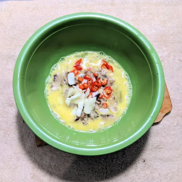 Tambahkan irisan cabe rawit.