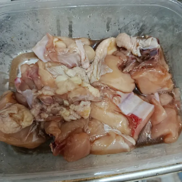 Marinasi ayam dengan merica bubuk, kecap asin, saus tiram, dan minyak wijen. Aduk rata dan marinasi selama 1 jam atau semalaman.