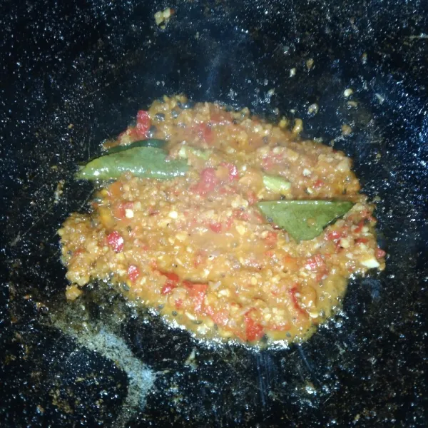 Tumis hingga air menyusut dan tumisan harum