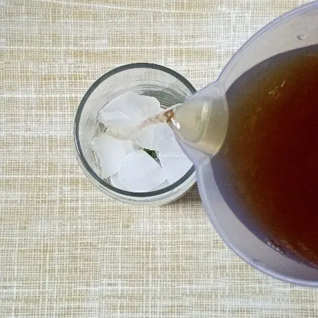 Tuang air teh sampai gelas penuh. Sajikan.